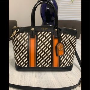 Pristine (nearly new condition) Henri Bendel tote/satchel.